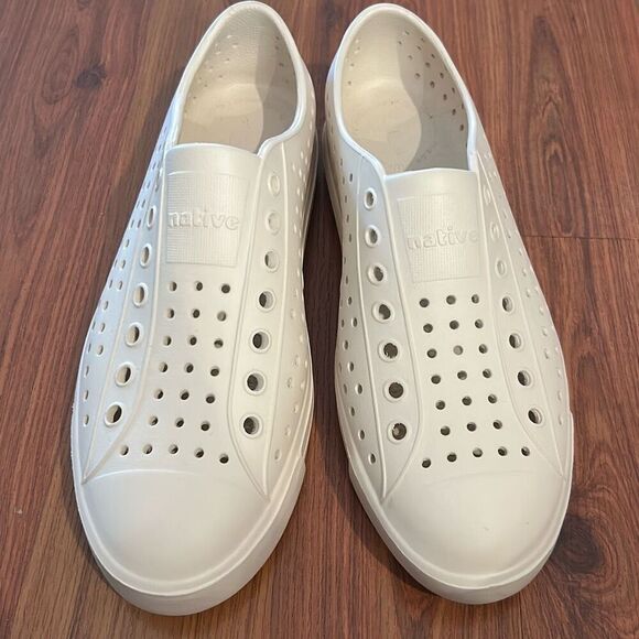 New Native shoes bone color beige slip on shoes women's nine mens seven - Picture 1 of 7